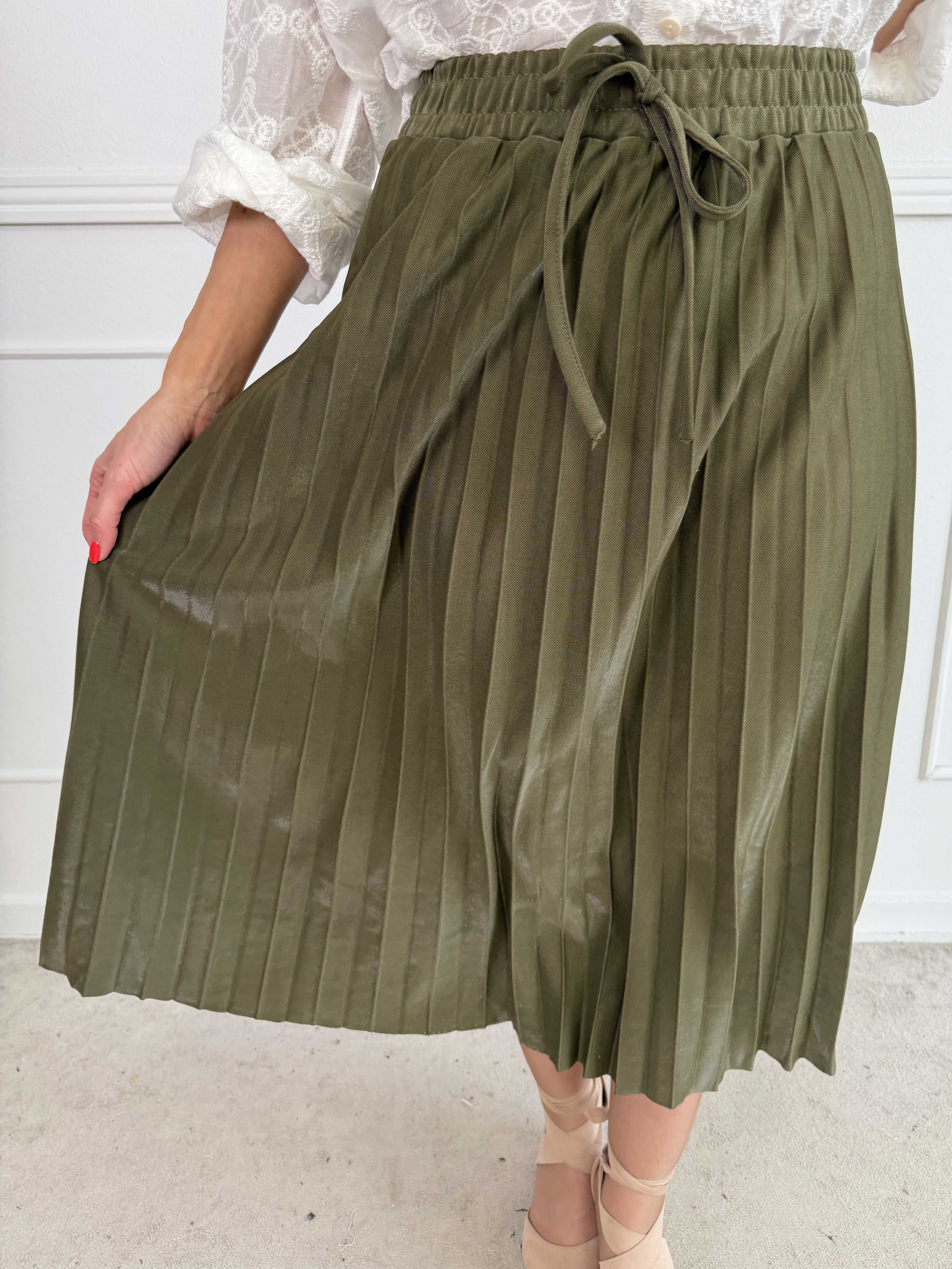 Regitze - Plisseret nederdel i let shiny materiale med elastik i taljen